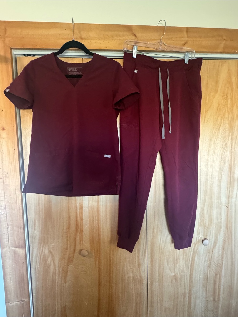 Figs Zamora jogger scrub pant. Casks top
